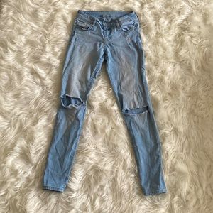 Women’s size 2 Old Navy jeans. Still in good condition.